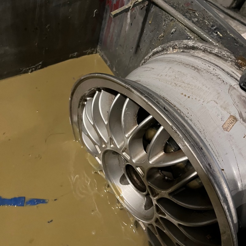 Chemische Entlackung bei Felgen-Zentrum